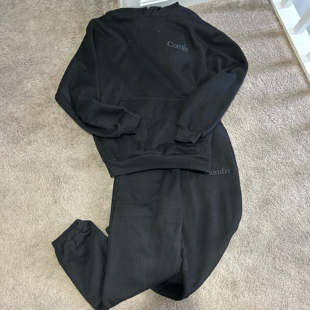 Comfrt Women's Black Crew Neck Sweater